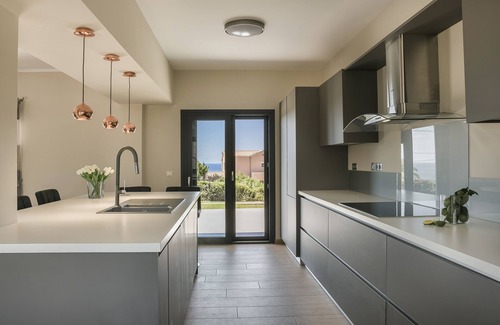 Svoronata Villa | SUPERB LOCATION Luxury 5 bed villa, pool, sea view, beach/restaurants close by