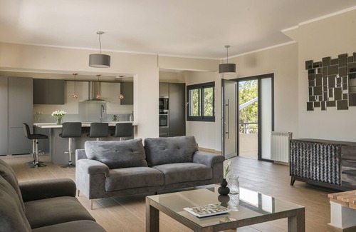 Svoronata Villa | SUPERB LOCATION Luxury 5 bed villa, pool, sea view, beach/restaurants close by