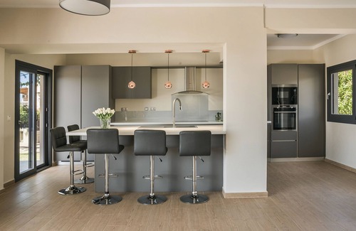 Svoronata Villa | SUPERB LOCATION Luxury 5 bed villa, pool, sea view, beach/restaurants close by