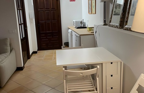 Consuegra Apartment | Superior Studio 'Biblioteca' with Terrace, Wi-Fi and Air Conditioning