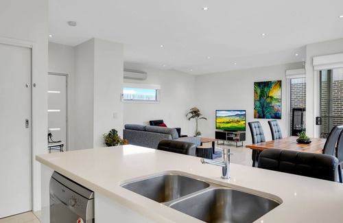 Warrnambool House | Surf Villa - Situated just down from Warrnambool's famous Thunder Point