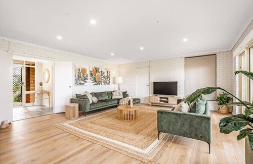 Middleton House | Surfers Reserve - Beachfront, family and pet frien
