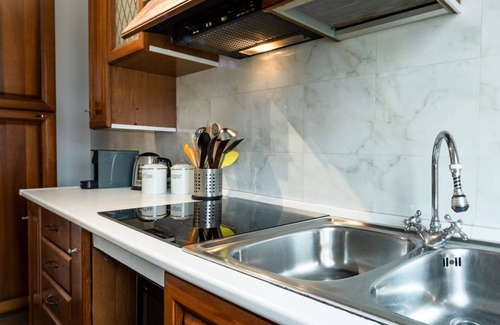 Est Apartment | Surrealist reverie in Verona | self check-in