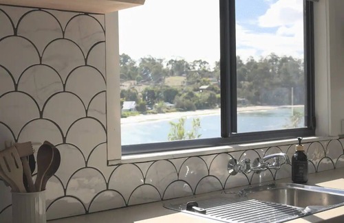Surveyors Bay Cottage | Surveyors Cottage - 40 steps to the beach