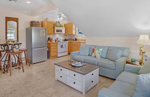 Uptown - Upper Duval Condo | *SUZY'S PARROT PERCH @ OLD TOWN* Cozy 2nd Floor Condo + LAST KEY SERVICES.