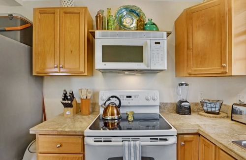 Uptown - Upper Duval Condo | *SUZY'S PARROT PERCH @ OLD TOWN* Cozy 2nd Floor Condo + LAST KEY SERVICES.