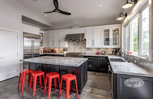 Gravenhurst Cottage | SW Exposure at this 4 bdrm, 3 bath cottage with stunning views of Lake Muskoka!
