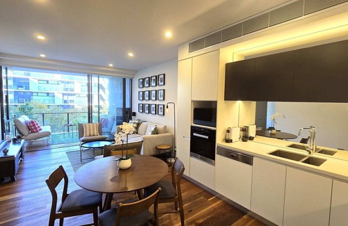 Rosebery Apartment | Swanky 2 bed apt with parking - Easy city access