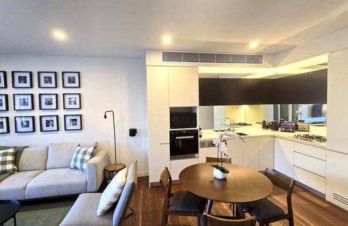 Rosebery Apartment | Swanky 2 bed apt with parking - Easy city access