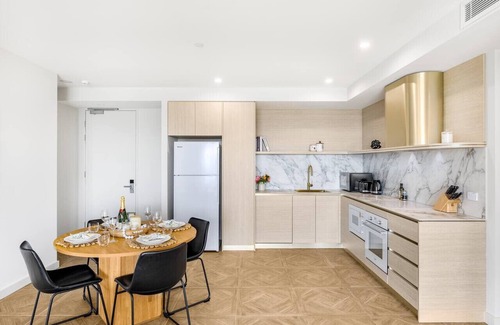 Southport Apartment | Sweeping Ocean view! Apt w/Capark & rooftop pool