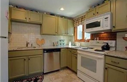 New Fairfield Cottage | Sweet Dotti's Cottage on Candlewood Lake - 60M NYC