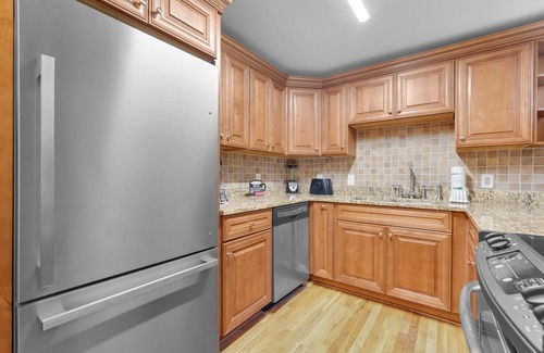 Historic Downtown Savannah Apartment | Sweet Garden Home on Jones Street Across From Clary's by Lucky Savannah