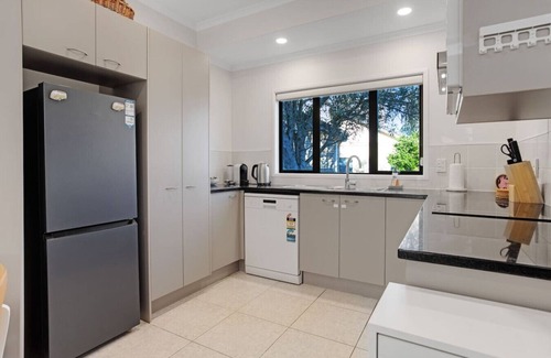 East Tamaki House | Sweet Sunshine Nest with Pool, Aircon and Parking