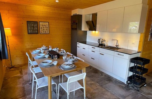 Bangerten Apartment | SwissHut Modern Chalet with Spa - Chalet Beunden