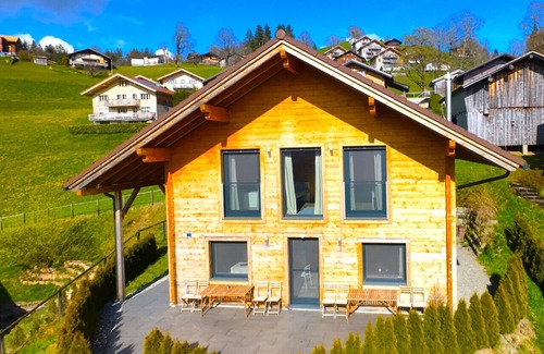 Bangerten Apartment | SwissHut Modern Chalet with Spa - Chalet Beunden