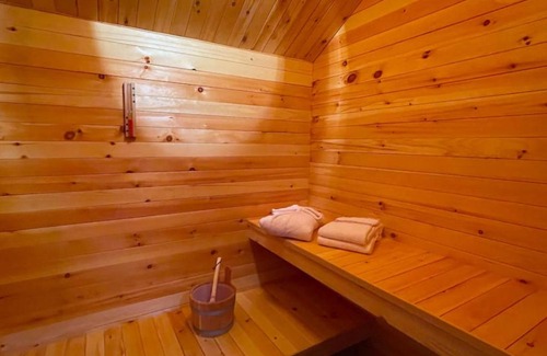 Bangerten Ski Chalet | SwissHut Modern Chalet with Spa - Chalet Beunden