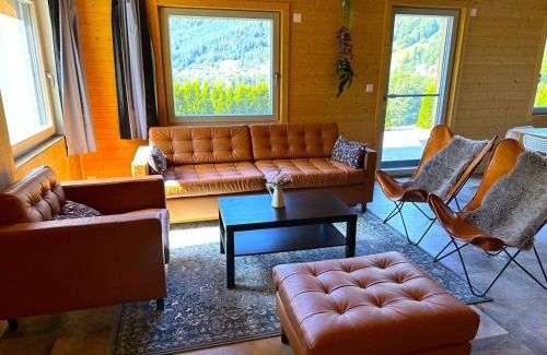 Bangerten Ski Chalet | SwissHut Modern Chalet with Spa - Chalet Beunden