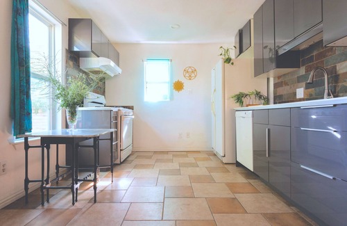MLK House | SXSW!~Charming 3-bedroom house with AC and WiFi in marvelous Austin!~