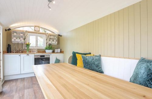 Lickfold House | Sybs Farm Shepherds Hut