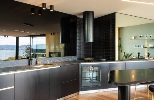 Battery Point Apartment | 'Sydney' - Luxurious waterfront penthouse in Battery Point