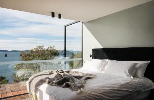 Battery Point Apartment | 'Sydney' - Luxurious waterfront penthouse in Battery Point