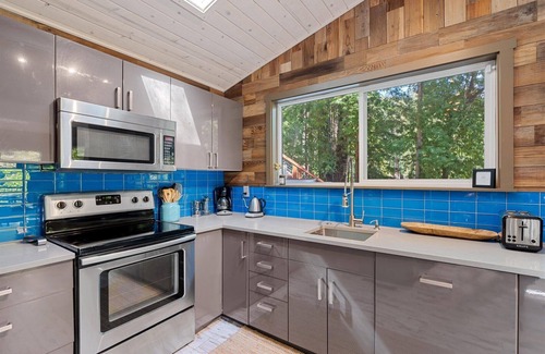 Guerneville Cabin | Sydney's Retreat: Stylish & Captivating Treetop Paradise! Quiet!HtTb/Pup/WiFi