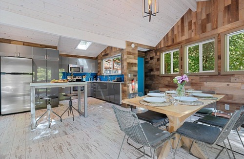 Guerneville Cabin | Sydney's Retreat: Stylish & Captivating Treetop Paradise! Quiet!HtTb/Pup/WiFi