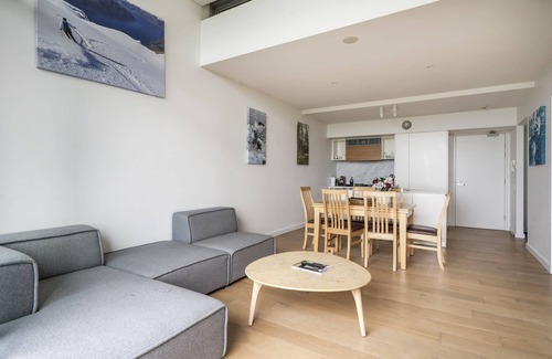 Crows Nest Apartment | Sydney Urban Oasis: Balcony Views and BBQ!