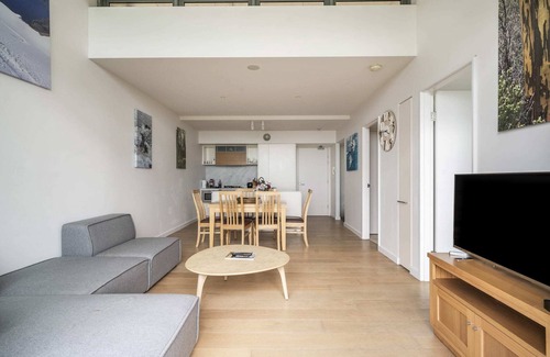 Crows Nest Apartment | Sydney Urban Oasis: Balcony Views and BBQ!
