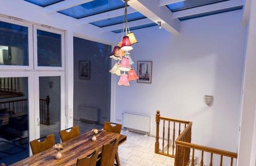 Derendorf House | T&K Apartments - 8 Room Detached house - 6 min to Messe DUS - Private Parking