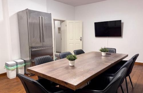 Derendorf House | T&K Apartments - 8 Room Detached house - 6 min to Messe DUS - Private Parking