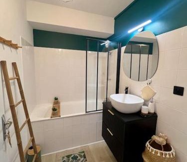 Centre Ville Apartment | T1 de standing à Port Boinot avec balcon