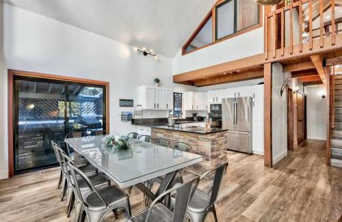 Kingswood Estates House | Tahoe Cozy Cabin Hottub Retreat 9 Min Northstar