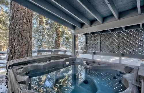 Kingswood Estates House | Tahoe Cozy Cabin Hottub Retreat 9 Min Northstar