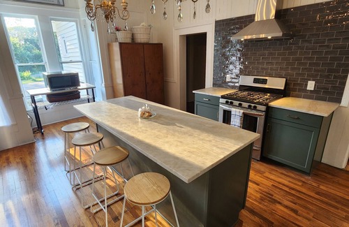 Jacksonville Bed & Breakfast | Take a trip back in time and stay at the Larissa House Inn!