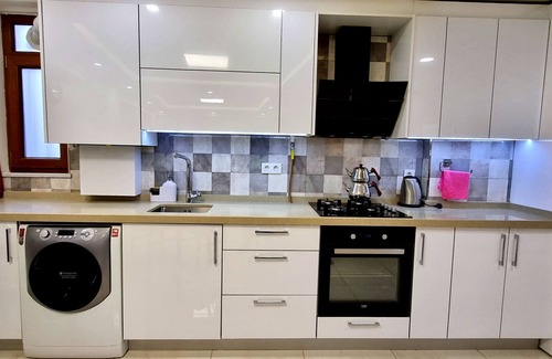 Cihangir Apartment | Taksim Cihangir Apt. Family & Friends 2BR: Sleeps 8, Central Location, Open Plan