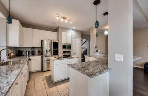 Addison House | Tall, Bright and Handsome in Addison!