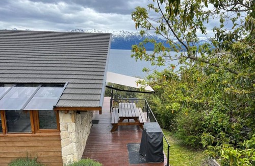 Correntoso House | Tanière. Contemporary design house. Breathtaking lake view.