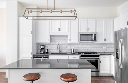 Elmhurst Apartment | Tasteful Elmhurst 1BR w/Lounge, Pool & Gym nr Metra, by Blueground