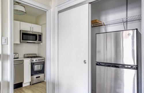 Gold Coast Apartment | Tasteful Gold Coast 1BR w/Doorman & Gym, 2 blocks to L, by Blueground