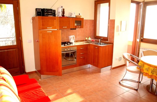 Sarangio Apartment | Tastefully furnished 2-room apartment with balcony and garage