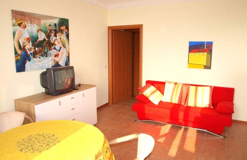 Sarangio Apartment | Tastefully furnished 2-room apartment with balcony and garage