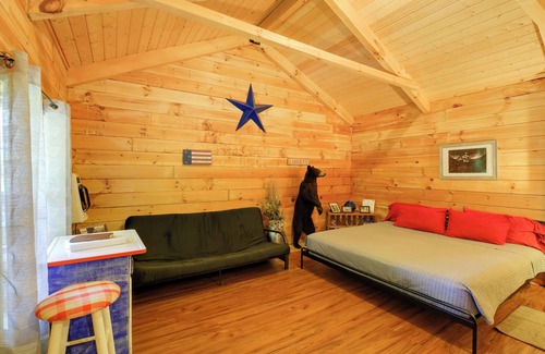 Southern Apartment | Tazewell Cabin Escape w/ Charcoal Grill & Fire Pit