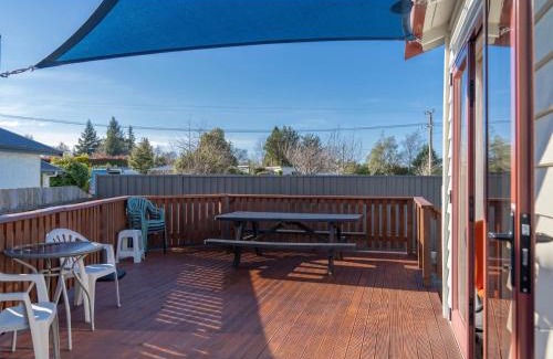 Te Anau House | Te Anau Holiday Home - Free WIFi - Free Bikes & Kayaks - Short Walk to Lake & Town - Top Views