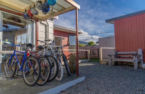 Te Anau House | Te Anau Holiday Home - Free WIFi - Free Bikes & Kayaks - Short Walk to Lake & Town - Top Views