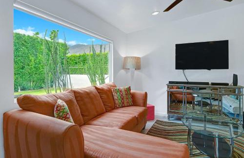 Sunrise Vista Chino House | Teal and Tangerine Retreat - Meredith Lodging