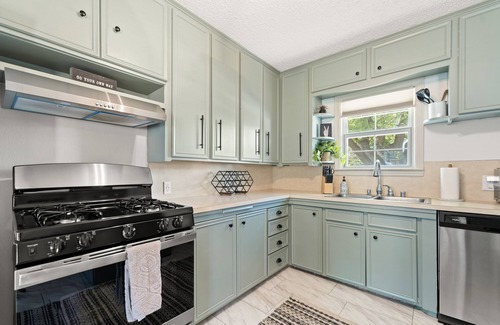 Tech Terrace House | Tech Terrace Bungalow~Pet Friendly Yard~Walk To TTU Campus!