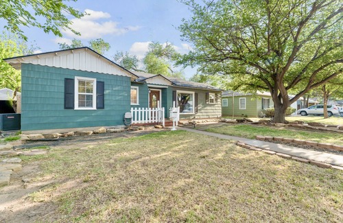 Tech Terrace House | Tech Terrace Bungalow~Pet Friendly Yard~Walk To TTU Campus!