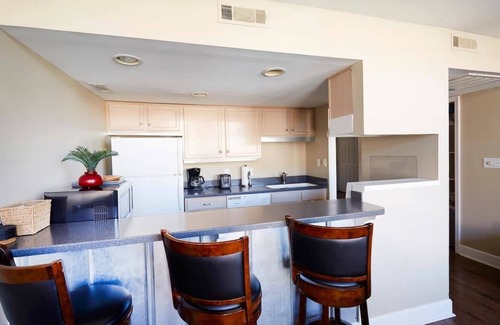 Historic District - North Condo | Telfair Loft 310: Parking Paid in City Center
