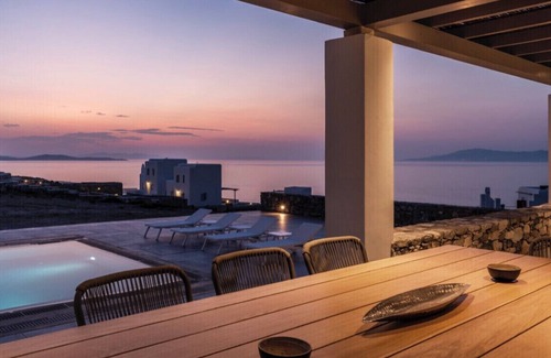 Agios Ioannis House | Templo y Mar Seafront villa, facing the Sacred Island of Delos.